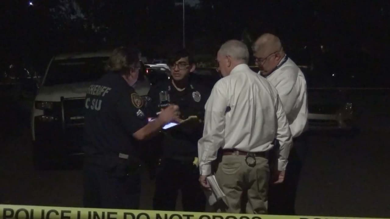 El hombre se presume disparó en múltiples ocasiones contra su expareja. La mujer, de 47 años años, fue trasladada vía aérea a un hospital.