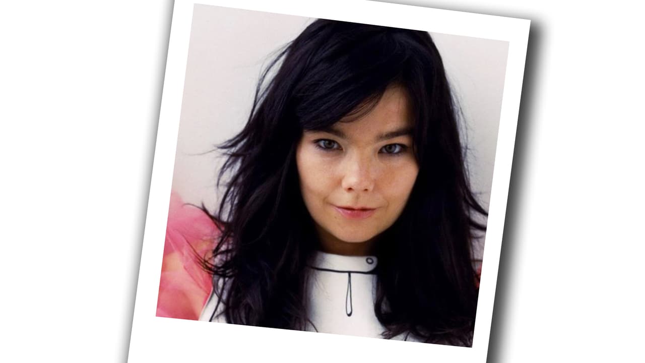 Björk nos encanta con sus atuendos.