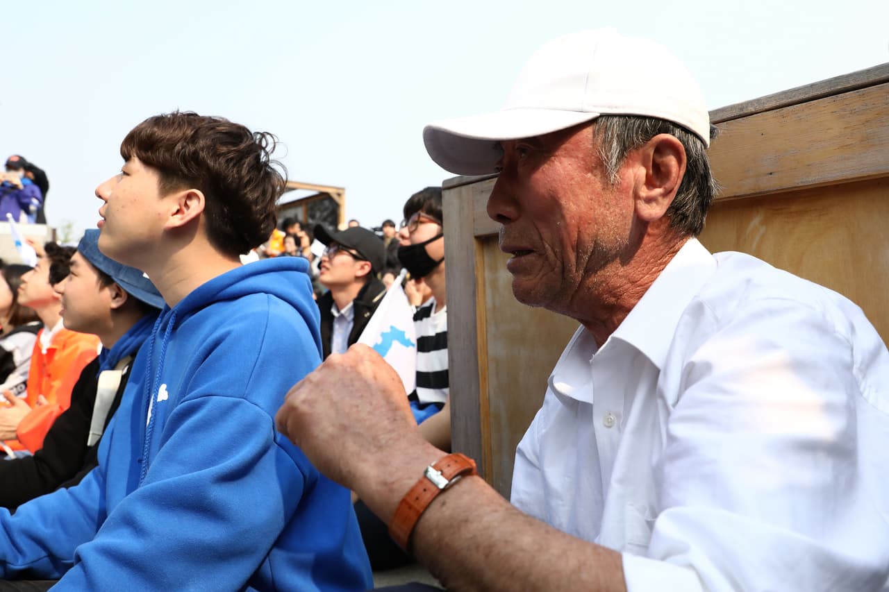 Un hombre llora al ver el histórico encuentro entre los líderes de las dos Coreas, en Paju, Corea del sur.
