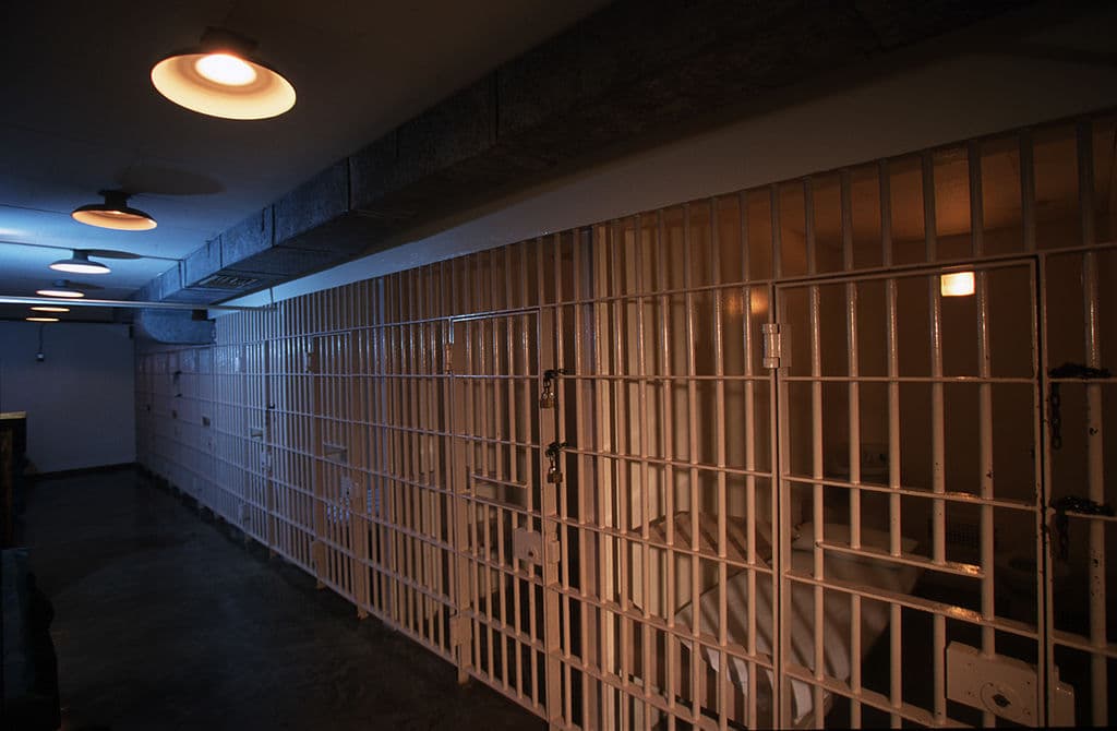 Bajo el nuevo estatuto que entró en vigor en 1974, el 15 de febrero de ese año llegó al corredor de la muerte en Texas el primer hombre: John Devries. No logró ser ejecutado pues se suicidó el 1 de julio de ese año.