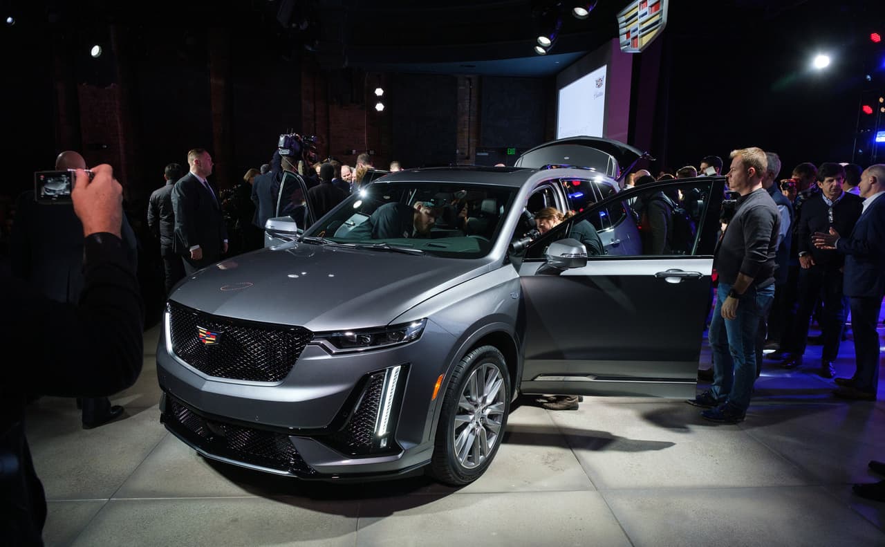 En una de las múltiples presentaciones periféricas al Auto Show de Detroit, una ya no tan nueva modalidad que pone a los periodistas del motor a corre por toda la ciudad durante las gélidas tardes invernales previas a la apertura oficial a los días de prensa del show, la nueva 
<b>Cadillac XT6 2020</b> fue develada al mundo entero.