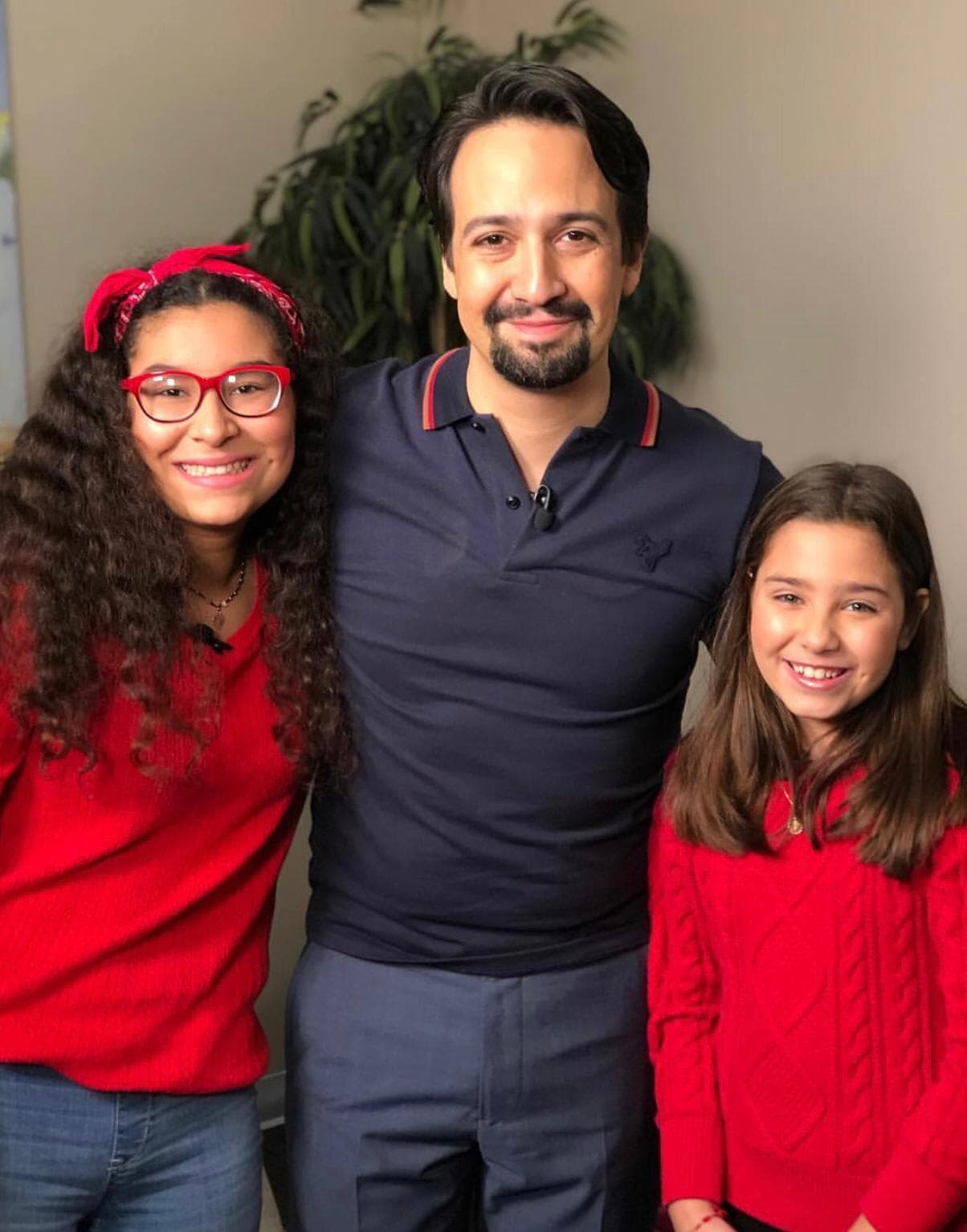 El creador del musical 'Hamilton' sorprendió a dos jovencitas que no se imaginaron podrían conocerlo. Lin-Manuel se siente feliz de inspirar con su historia a las nuevas generaciones.