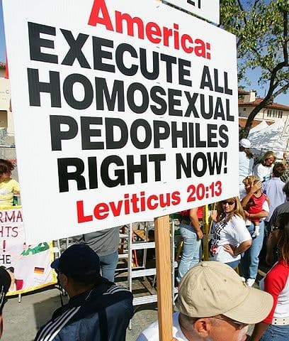 Anti gaysEl sentimiento de odio también se manifiesta muy fuerte contra la comunidad homosexual y los grupos supremacistas agregan leña al fuego del debate cada vez que una ley es aprobada en favor de las bodas entre personas del mismo sexo, como ha ocurrido ya en seis estados.Muchas veces, la raíz de este odio se remonta a las creencias religiosas, especialmente las cristianas, que condenan la homosexualidad y a quienes la practican.Cuando la religión se entrecruza con pensamientos de supremacía anglosajona, el resultado es un peligroso cóctel de intolerancia y odio.