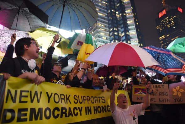 Times Square se cubrió de paraguas de cientos de personas que apoyan las manifestaciones que desde la semana pasada tienen lugar en Hong Kong. Los neoyorkinos bajo el grito “Permanece fuerte Hong Kong” se unieron a la llamada “Revolución de los paraguas”, que busca un “voto libre universal” que termine con el control del gobierno de Pekin sobre las elecciones. Las sombrillas son un símbolo; ya que estas han sido utilizadas por manifestantes para protegerse del gas pimienta de la policía.