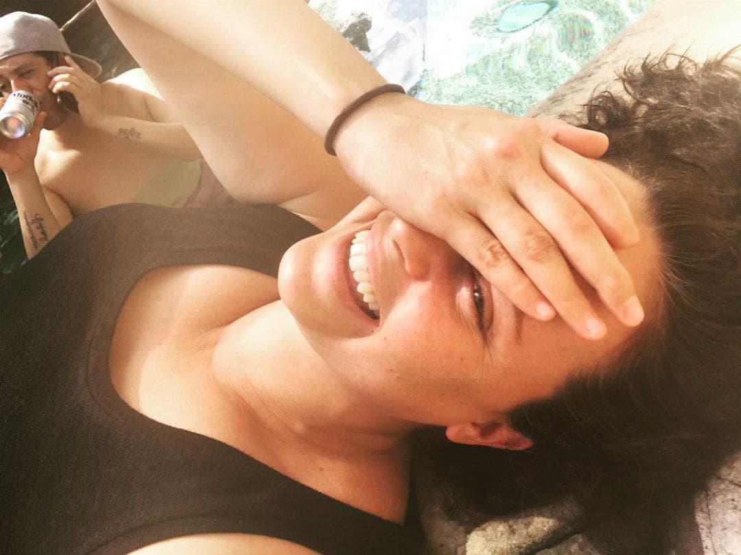 Al pie de esta imagen, Shaila escribió: "Nada mejor que relajarse al sol para celebrar el Día de la madre con mi 'Flaks'. Entre chelas y risas. Mi dedito al sol".