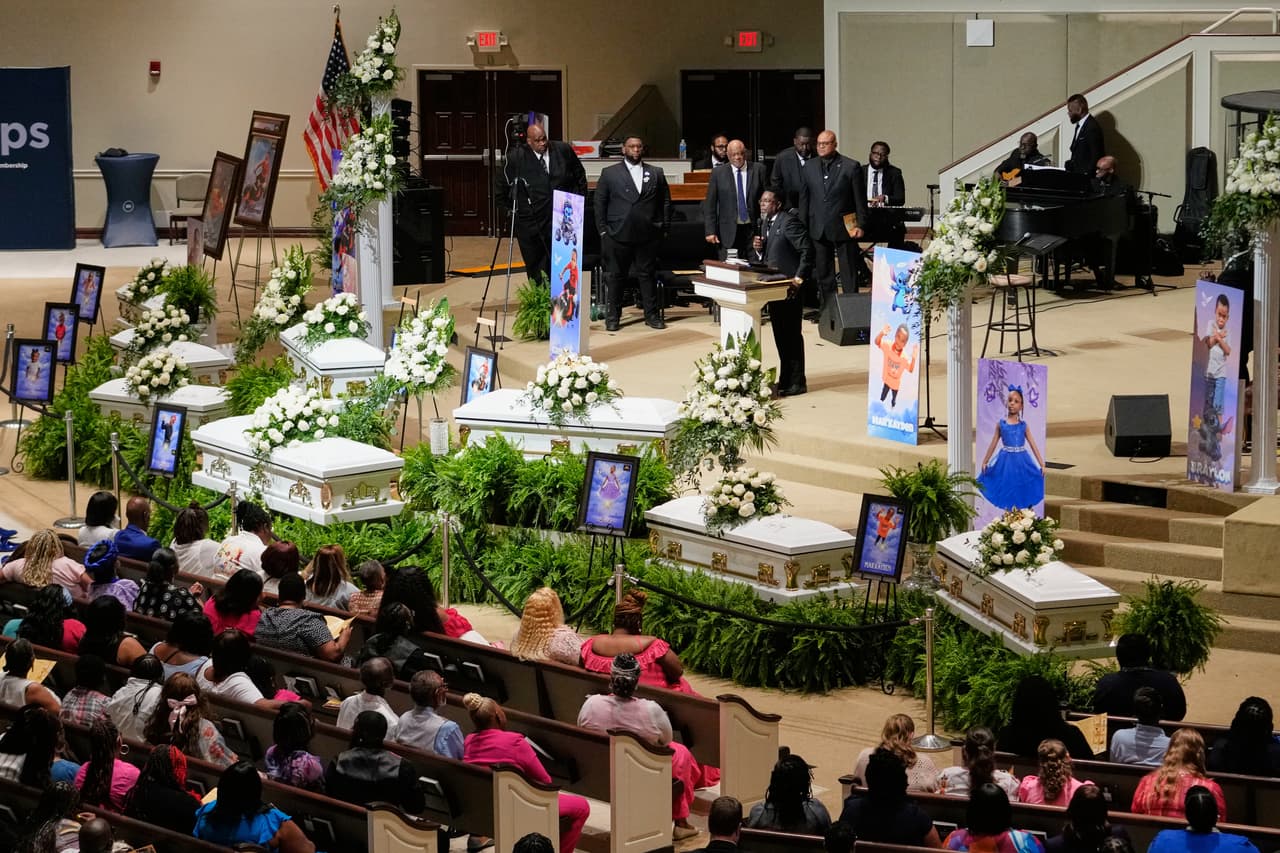 Varias personas escuchan durante el funeral de los ocho niños que murieron en un tiroteo masivo el mes pasado, el sábado 9 de mayo de 2026, en la iglesia bautista Summer Grove en Shreveport, Luisiana. (Foto AP/Gerald Herbert)