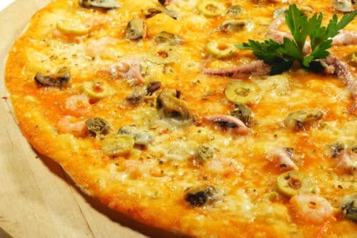 Pizza mexicana: Maggie te presenta el mejor pretexto para fusionar la comida mexicana con este típico platillo italiano. Los clásicos tomates son un elemento típico de ambas culturas.