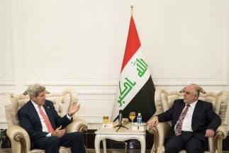 El secretario de Estado, John Kerry, a la izquierda, habla con el nuevo Primer Ministro Iraqui, Haider al-Abadi durante una reunión en Bagdad.