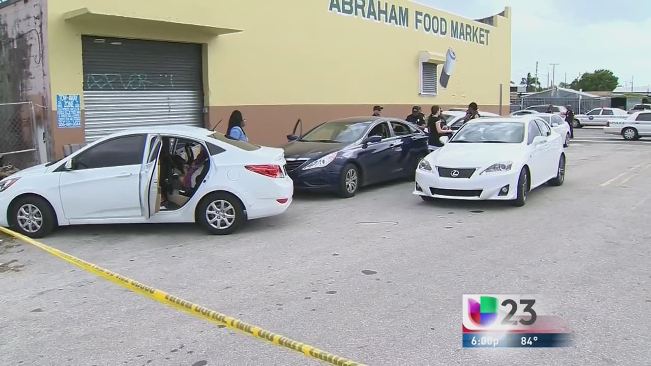 Encuentran a pareja inconsciente junto con dos niños en el interior de un auto