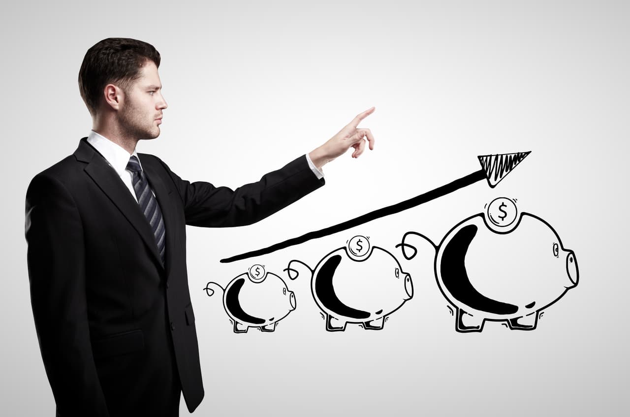 Tú y esa otra persona tienen mucho que hablar y poner en orden antes de tomar decisiones que puedan afectarles o crear situaciones comprometedoras. Muchas veces las demoras convienen y este mes es uno de esos tiempos. Hay una buena oportunidad de hacer dinero en tu horizonte financiero la cual no debes dejarla pasar inadvertida pues acerca hacia ti la posibilidad de la prosperidad y un viaje inesperado a un lugar en el que habrá de todo para ti. 
<br>