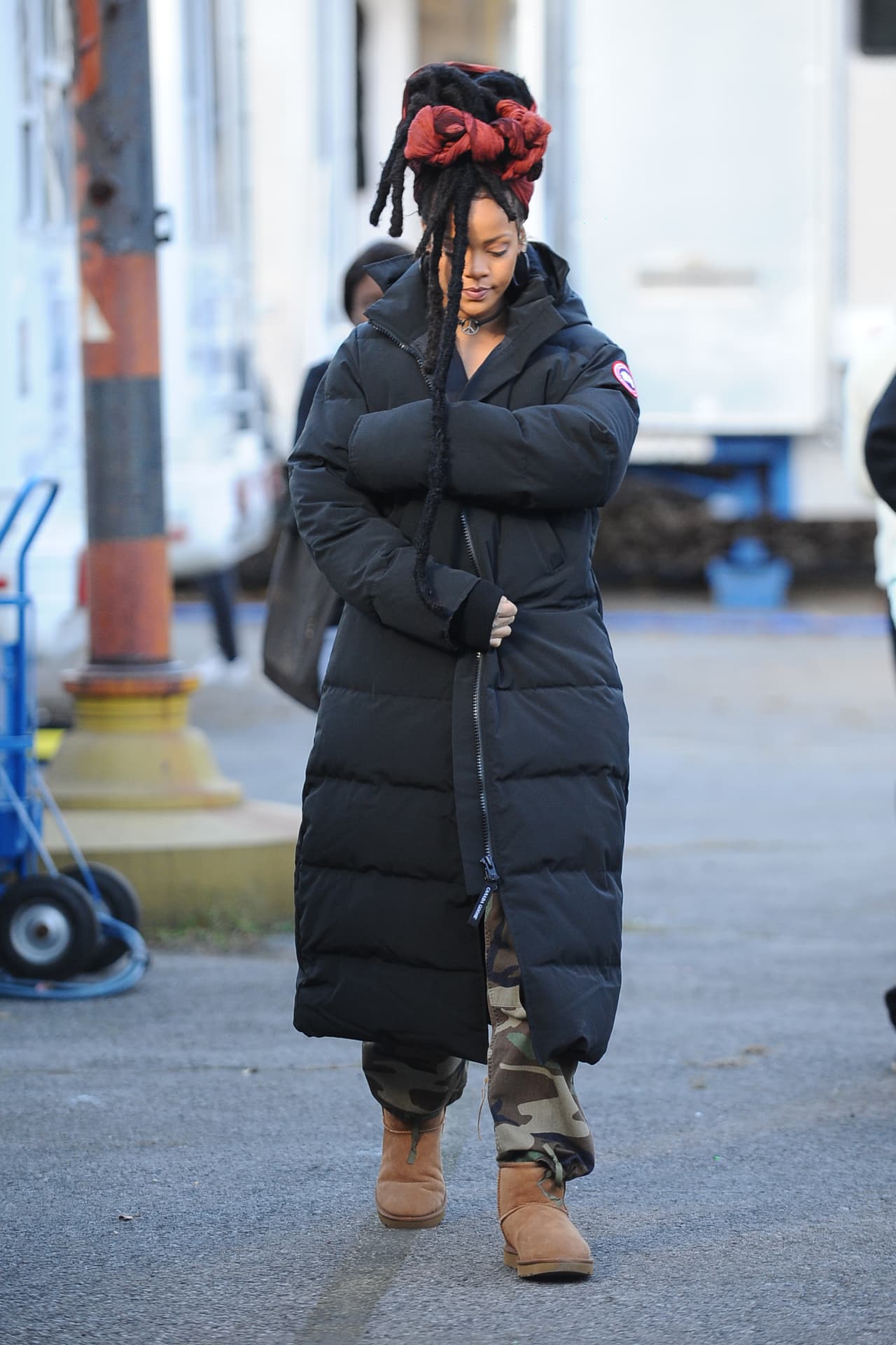 Saliendo de su cámper para ir a filmar sus escenas.