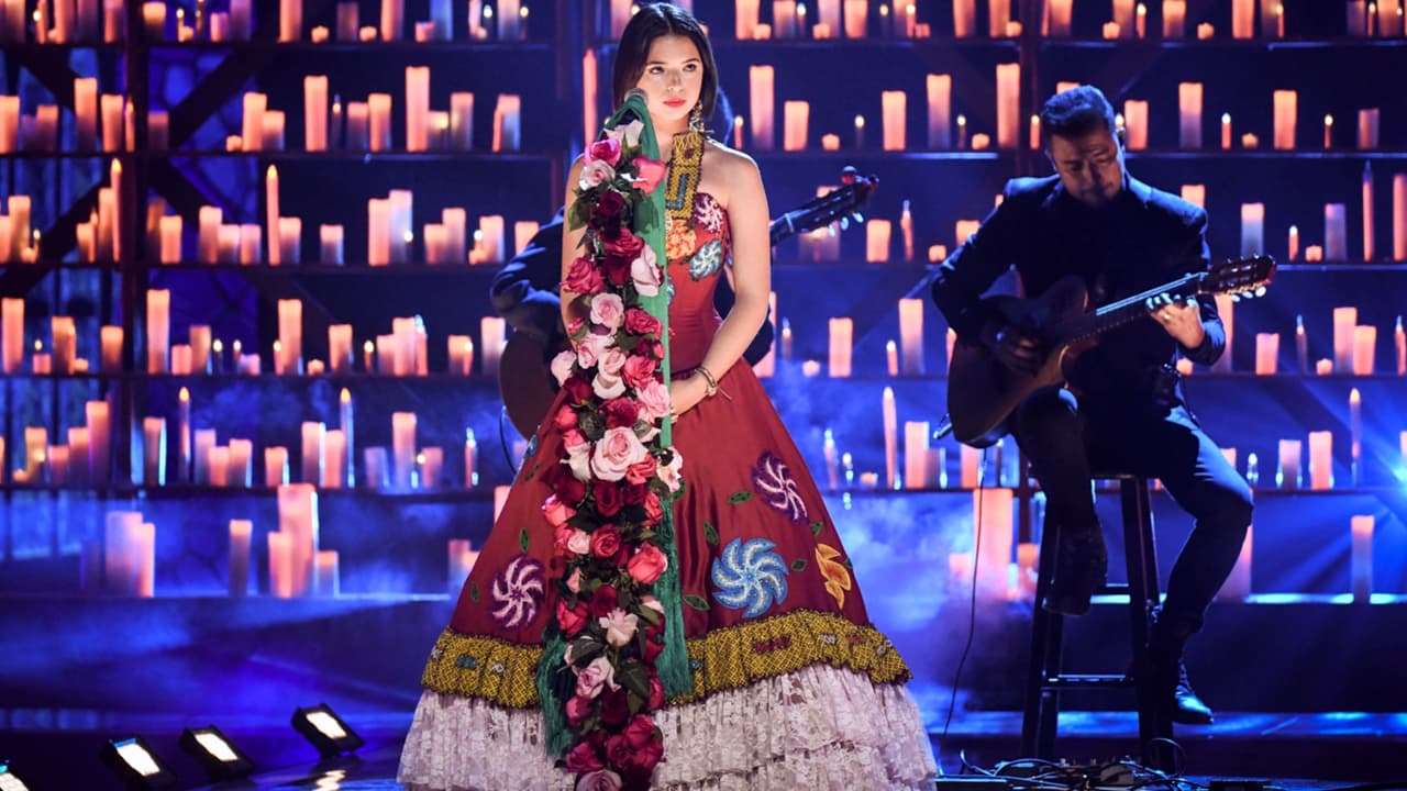 Rodeada de veladoras y con solo una guitarra en el acompañamiento, Ángela cantó esta canción originada en la zona del istmo de Tehuantepec, Oaxaca, México.