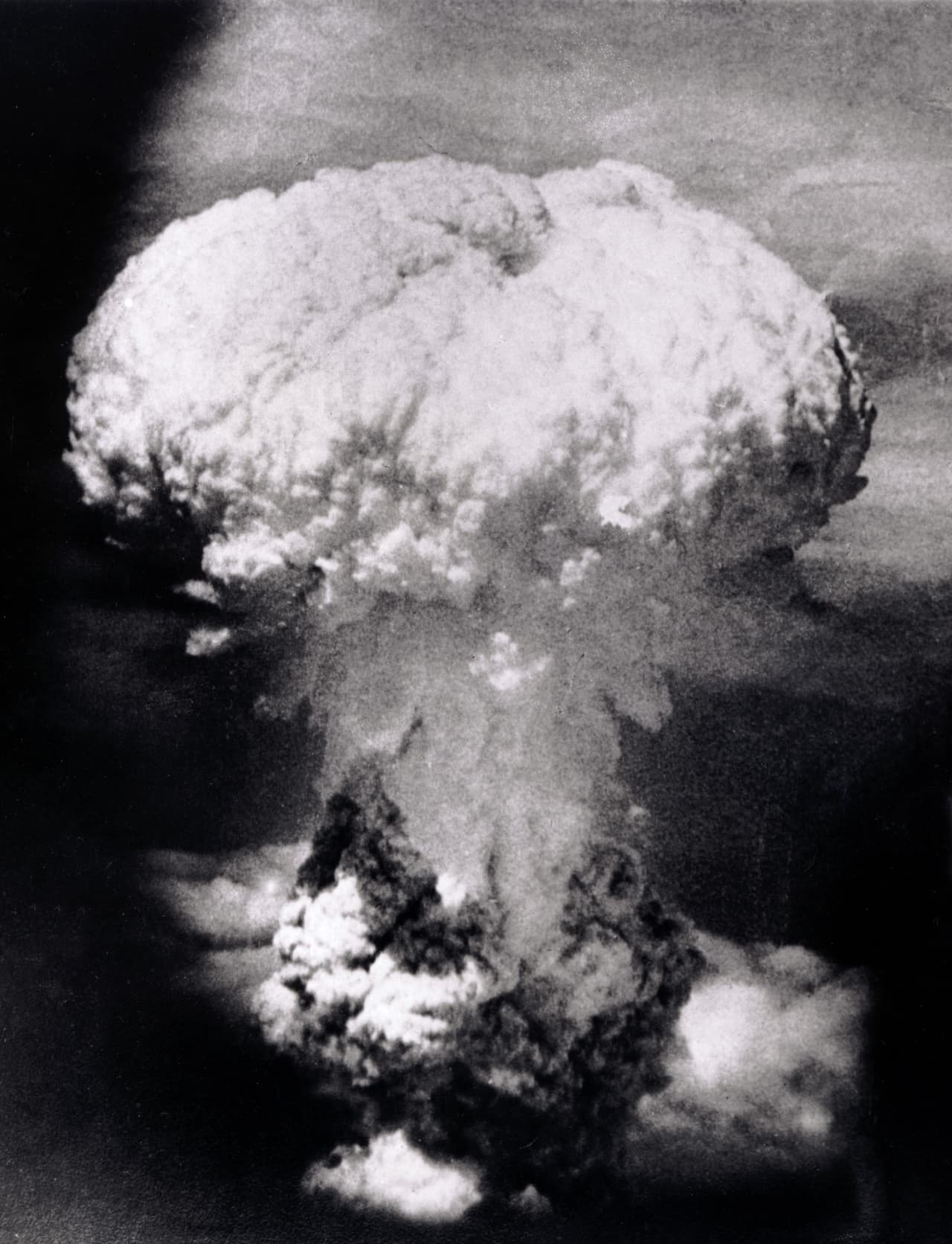 El hongo atómico de 'Fat Man', como denominaron a la bomba que explotó a las 11:00 AM del 9 de agosto de 1945 sobre Nagasaki. Estados Unidos estimó que una invasión terrestre y maritima a Japón sería devastadora para las tropas, por lo que optó por el ataque atómico para forzar la rendición.
