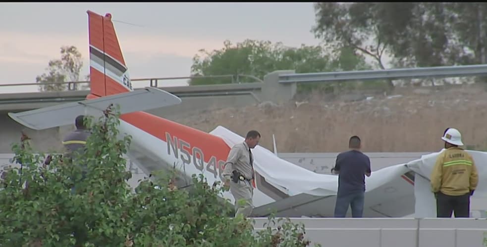 <b>Mayo</b>: un piloto de 61 años
<a href="http://www.univision.com/los-angeles/kmex/noticias/accidente-aereo/piloto-de-avioneta-logro-aterrizaje-de-pelicula-en-el-sur-de-california" target="_blank"> <b>tuvo que aterrizar sobre el techo de un edificio</b></a> en el sur de California luego de experimentar una falla mecánica que incapacitó su avioneta en pleno vuelo. Testigos en la escena reconocieron la destreza del aviador, ya que no solo salvó su vida, también impidió que la aeronave impactara contra la autopista cercana.