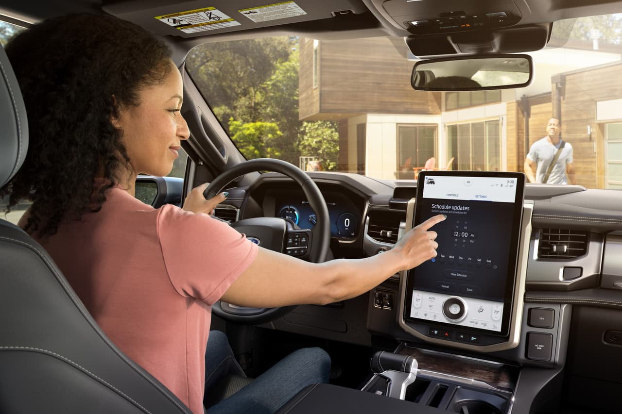 Por dentro, resalta su enorme pantalla central táctil de 15.5 pulgadas, similar a la que encontramos en la Mustang Mach-E, que emplea control de voz, navegación conectada a la nube y acceso inalámbrico a servicios como Apple CarPlay, Android Auto y Amazon Alexa.