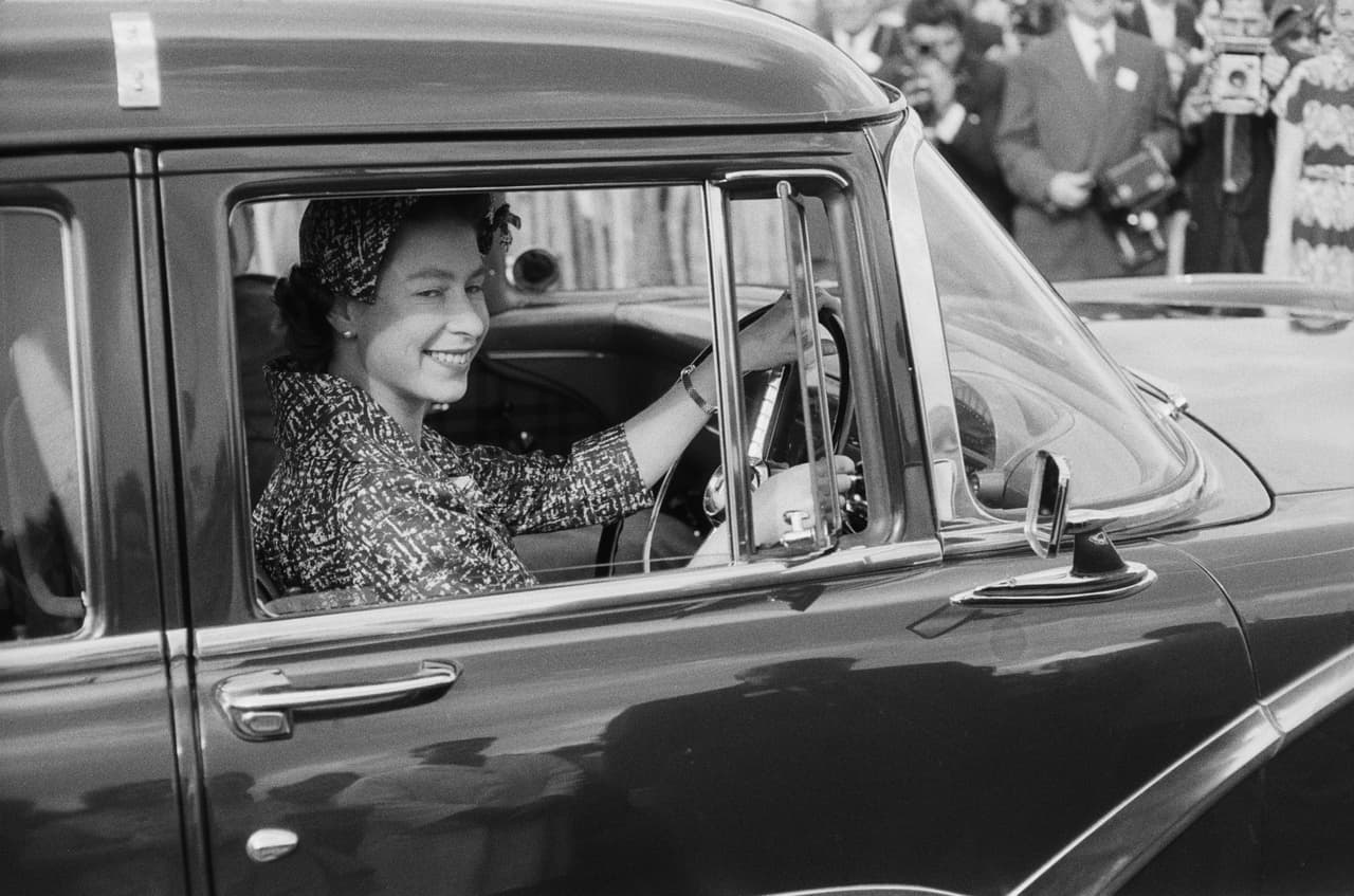 <h3 class="cms-h3-H3">Isabel</h3>
<br>
<br>Desde muy joven
<b> la reina Isabel II</b> se ha destacado por su pericia al volante. En 1945 antes de finalizar la Segunda Guerra Mundial, la entonces princesa Isabel sirvió en el ejército como segunda oficial subalterna honoraria en el Servicio Territorial Auxiliar, que es como era conocida la rama del ejército británico compuesta por mujeres voluntarias. Allí Isabel se entrenó como chofer y mecánico, aprendiendo a armar y desarmar motores, y desarrolló una afinidad por el automóvil que ha durado hasta nuestros días.
<br>
<br>Aquí se ve a la joven reina llegando a un juego de polo en agosto de 1958, a bordo de un
<b>Ford Fairlane sedan de 1955</b>.