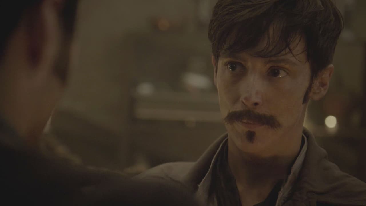 Jorge es parte de un grupo de bandidos que viven en el pueblo.