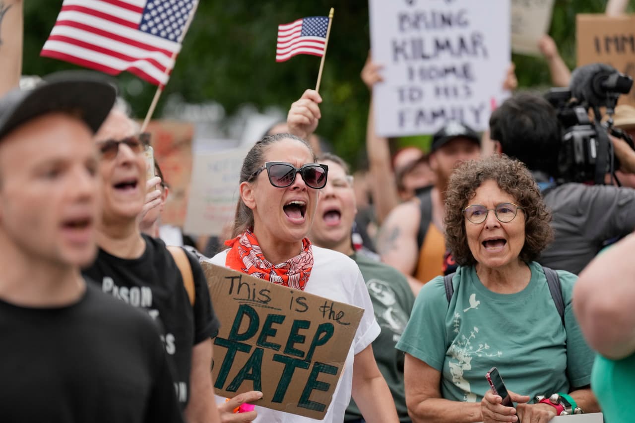 Manifestantes a las afueras de la corte de Nashville, Tennessee. Algunos medios hablan de hasta 100 personas que pedían con pancartas y gritos que el salvadoreño Kilmar Ábrego García pudiera volver a casa este viernes 13 de junio de 2025.
