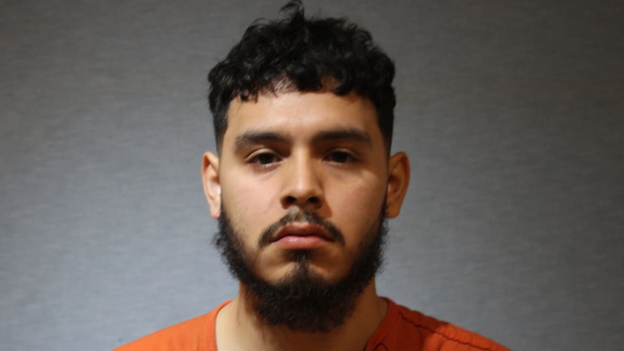 Arrestan a conductor por presuntamente ir texteando y provocar choque donde murieron dos personas