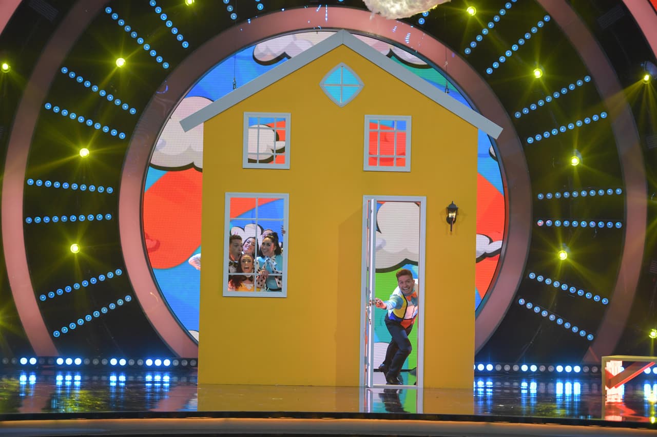 Afortunadamente la bebé que espera el cantante mexicano traía torta bajo el brazo porque fue uno de los dos famosos que esa noche se salvaron de la eliminación.