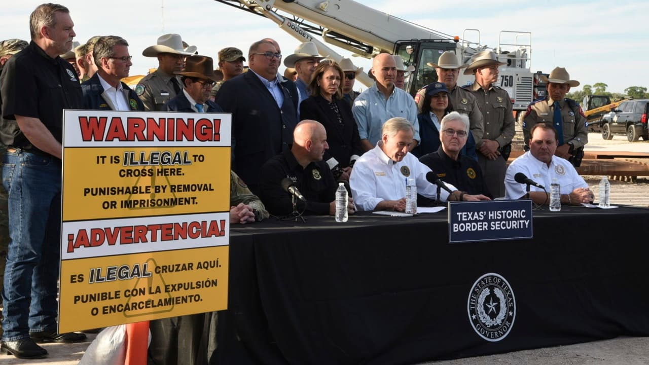 El Gobernador Greg Abbott acompañado del Vicegobernador Dan Patrick 
<a href="https://www.univision.com/local/austin-kakw/ley-sb4-greg-abbott-inmigracion-texas" target="_blank">firmaron las leyes SB3 y SB4 sobre inmigración </a>en Texas. La firma fue este lunes 18 de diciembre en Brownsville, Texas, donde construyen una extensión del muro fronterizo.