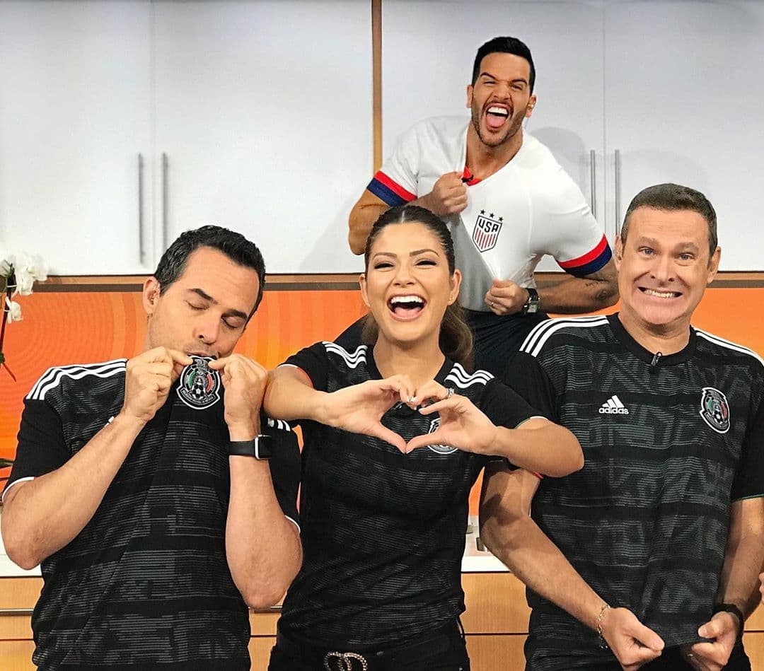 En Despierta América, Chef Yisus, Jessica Rodríguez y Andrea Chediak comparten el amor por Venezuela. Aquí vemos a Yisus defendiendo la camiseta de la selección de fútbol de Venezuela frente a los mexicanos.
<br>