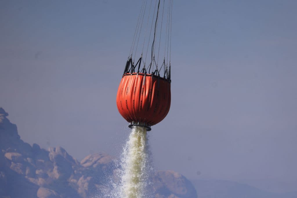 De manera contínua, los helicópteros siguen auxiliando desde el aire a sus colegas; todos buscando frenar el ímpetu de las destructoras llamas.