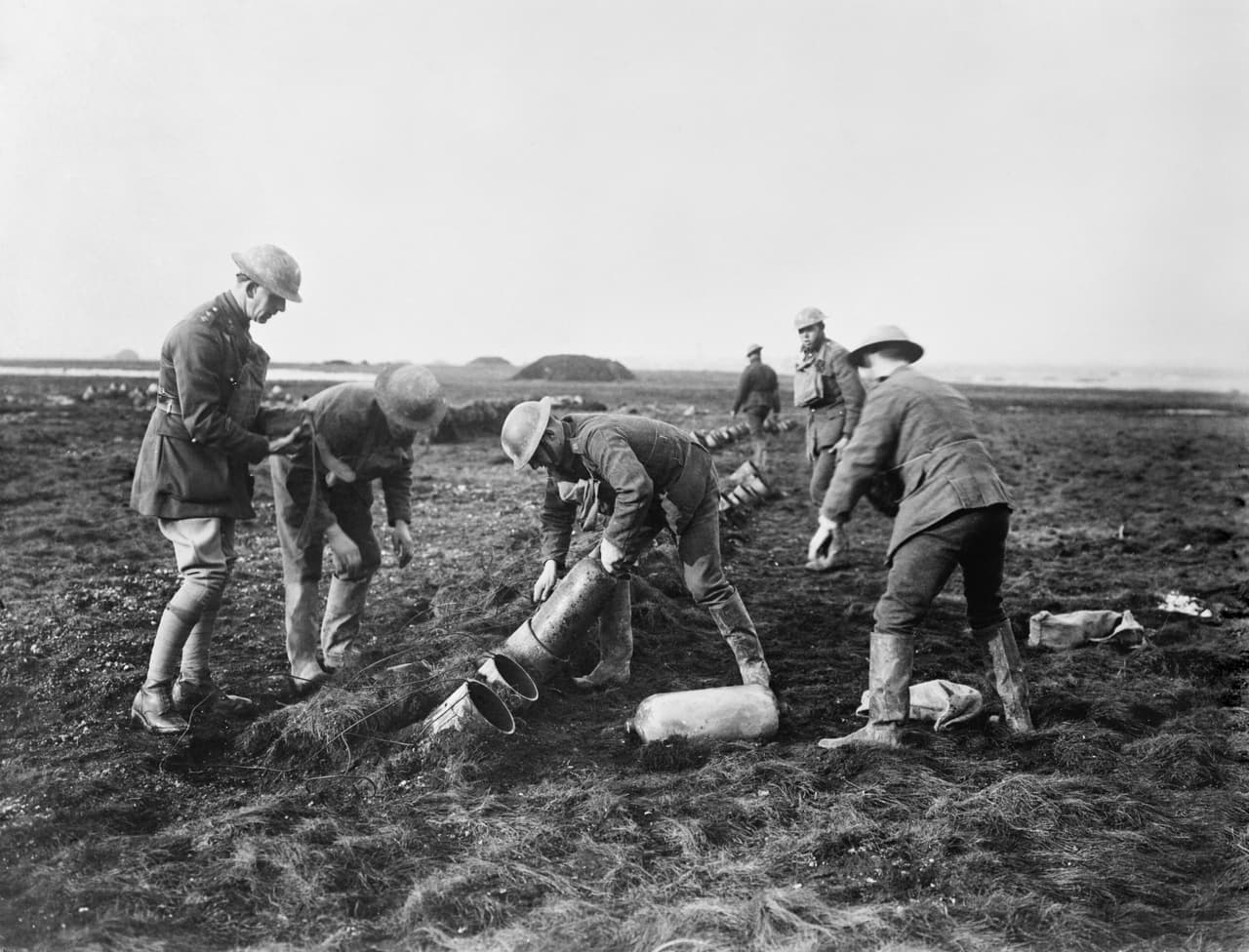 Fotografía del Museo Imperial de Guerra que muestra a soldados británicos cargando una batería de proyectores de gas Livens durante la Primera Guerra Mundial. El equipo era utilizado para lanzar bombas de gas que incluían el fosgeno.