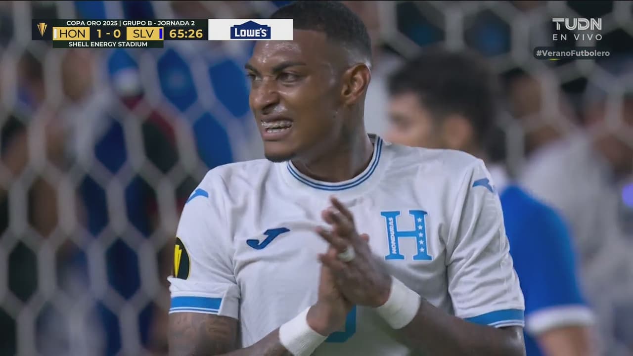 ¡Atajada fenomenal de González! Se salva El Salvador del 2-0