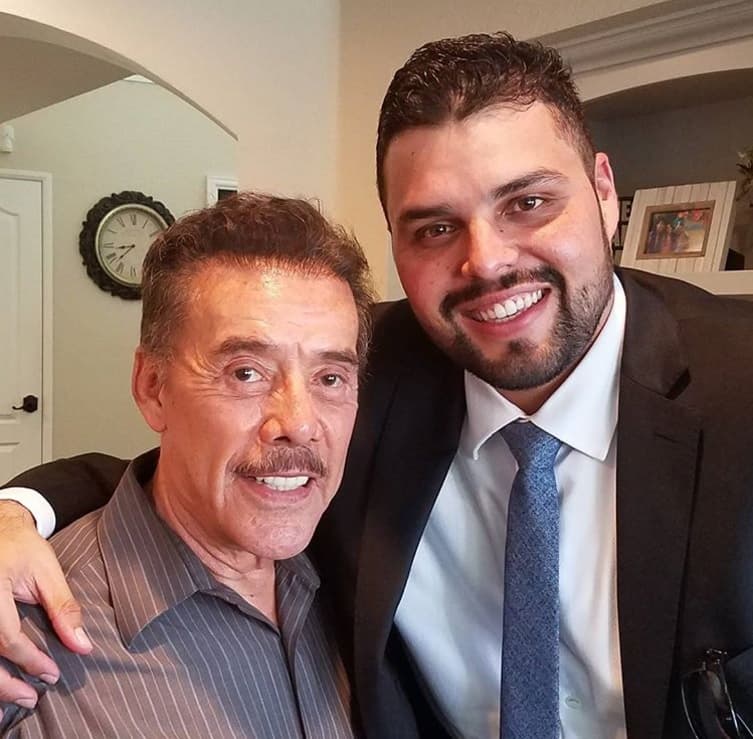 Don Pedro se la pasó tomándose fotos con cada integrante de su familia.