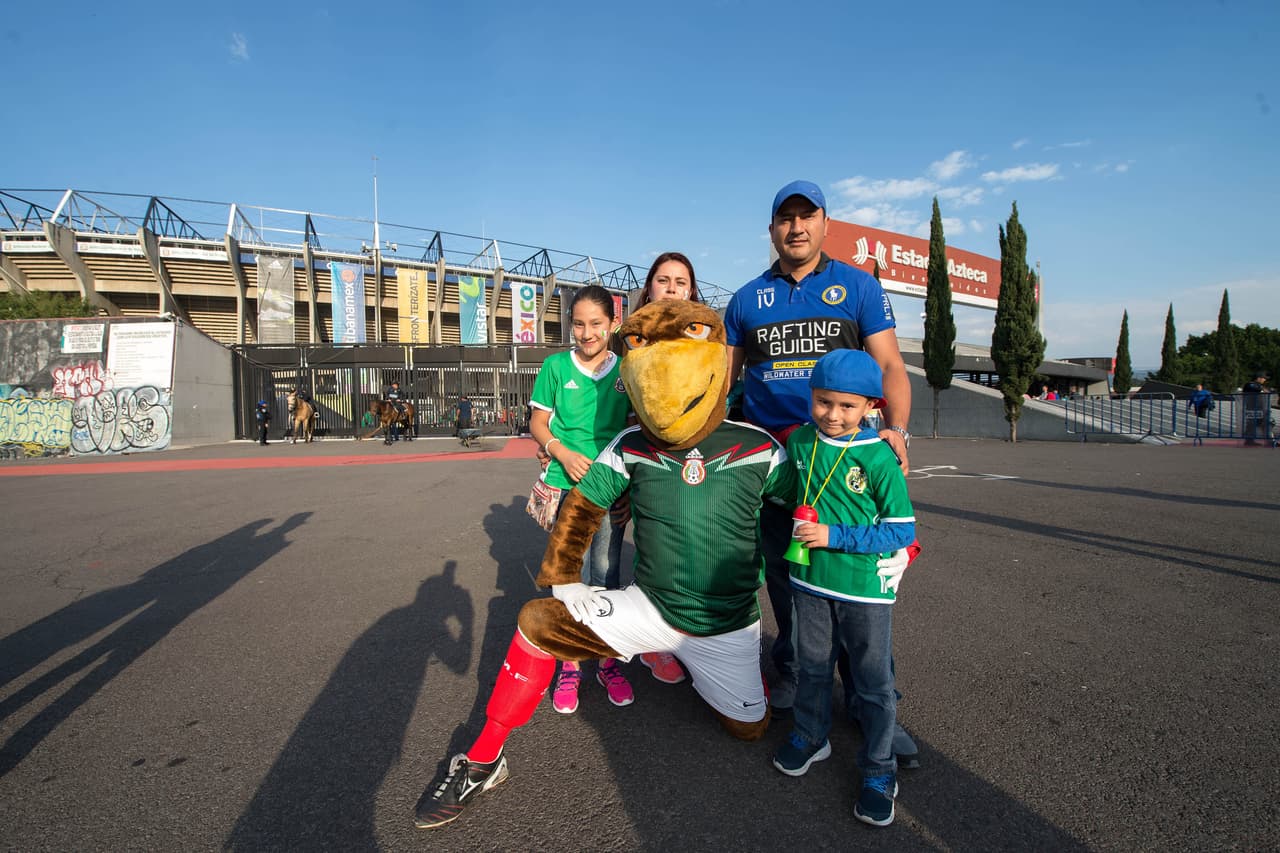 Aficionados de México y Honduras se dieron cita en el Estadio Azteca para apoyar a su selección. Gorros, penachos, sombreros y maquillaje fue sólo una parte del folclor.