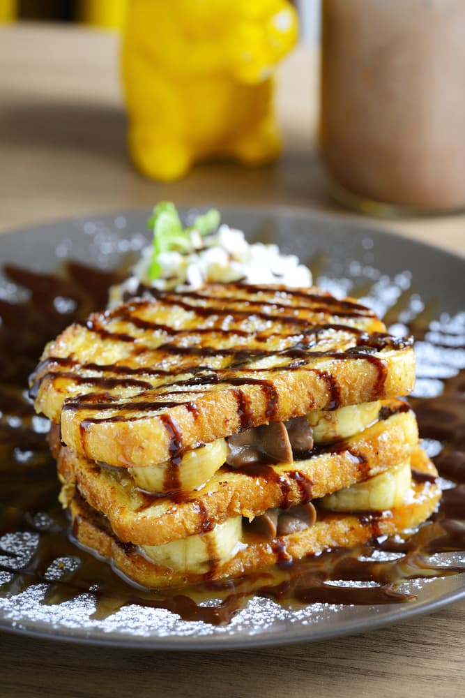 Las bananas tienen un toque extra de endulzante delicioso que irá muy bien con tu pan francés. Incluso puedes hacer 'sandwich' de bananas y rociar un poco de jarabe de chocolate.