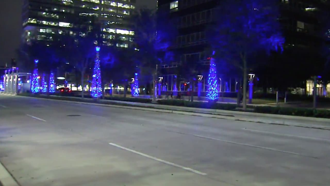 Los visitantes pueden recorrerla a pie o también en sus vehículos o usar el sistema de transporte Metro.