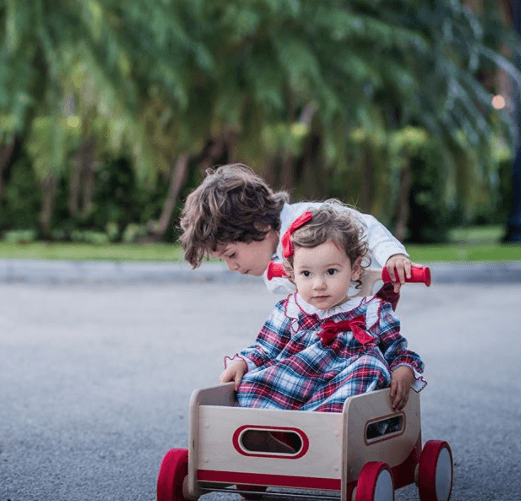 Imágenes llenas de amor, en donde se ve a los hermanitos Butler muy divertidos.