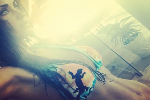 Anahí también ha demostrado que tiene un abdomen envidiable y no deja de compartirlo con sus fans.