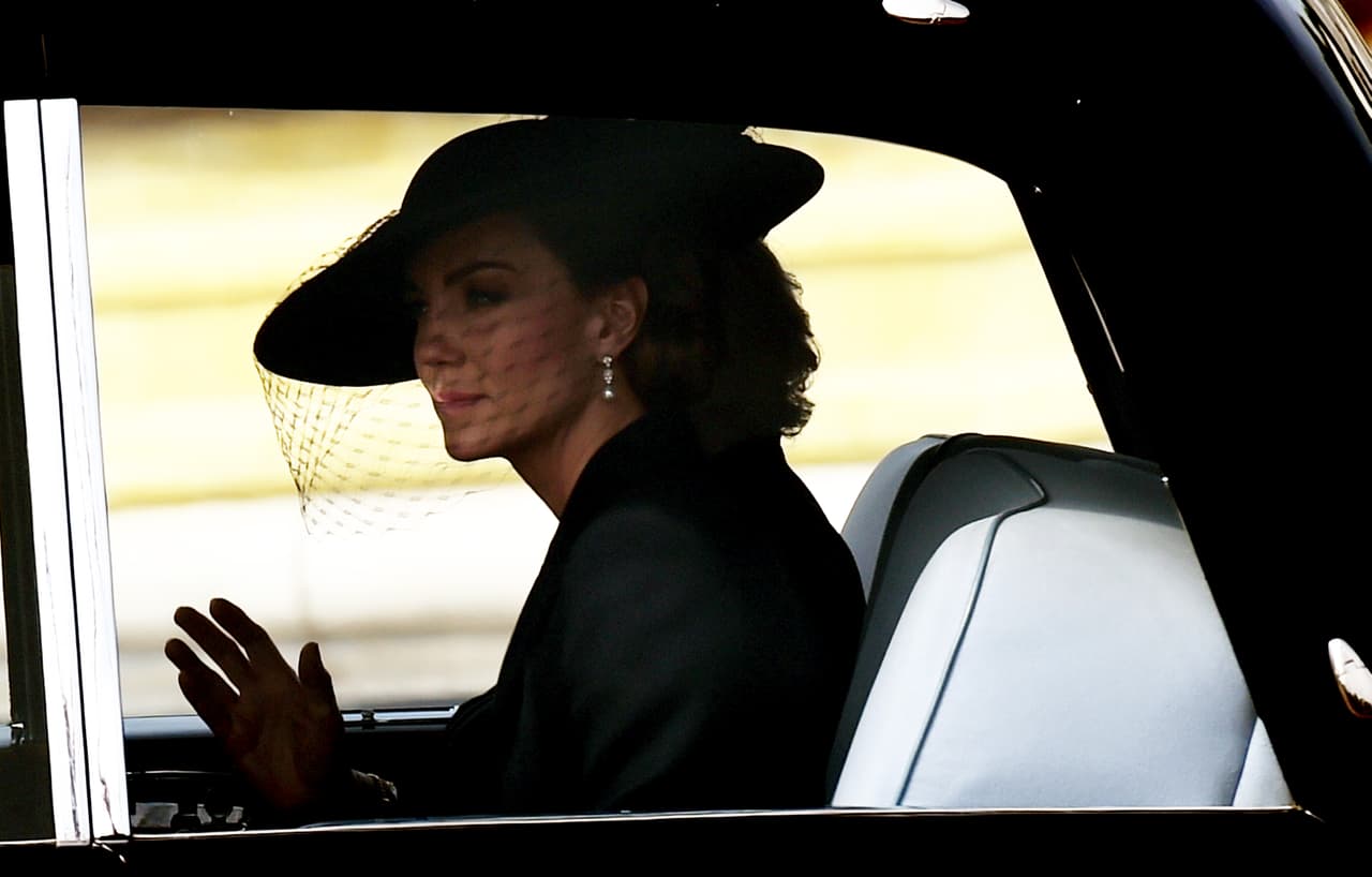 Según Page Six, fueron las mismas piezas de perlas y diamantes que llevó al
<b><a href="https://www.univision.com/famosos/principe-harry-llego-funeral-principe-philip" target="_blank">funeral del príncipe Philip</a></b>, esposo de la monarca, en abril de 2021.
<br>