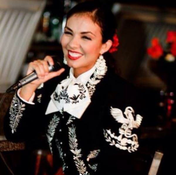 En su cuenta de Instagram, la cantante comparte fotos en la que constatamos que el parecido con Thalía es evidente y no es de un ratito. Aquí, nos recuerda a la Thalía de "Amor a la Mexicana".