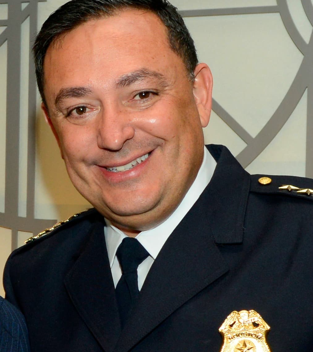 "Dejando a un lado toda la política, felicitaciones a Joe Biden en su elección, aquí está la primera mujer vicepresidenta en nuestros 244 años de historia", publicó el jefe de HPD, Arturo Acevedo en un 
<b><a href="https://twitter.com/ArtAcevedo/status/1325115572141625349" target="_blank">mensaje por Twitter</a></b>.