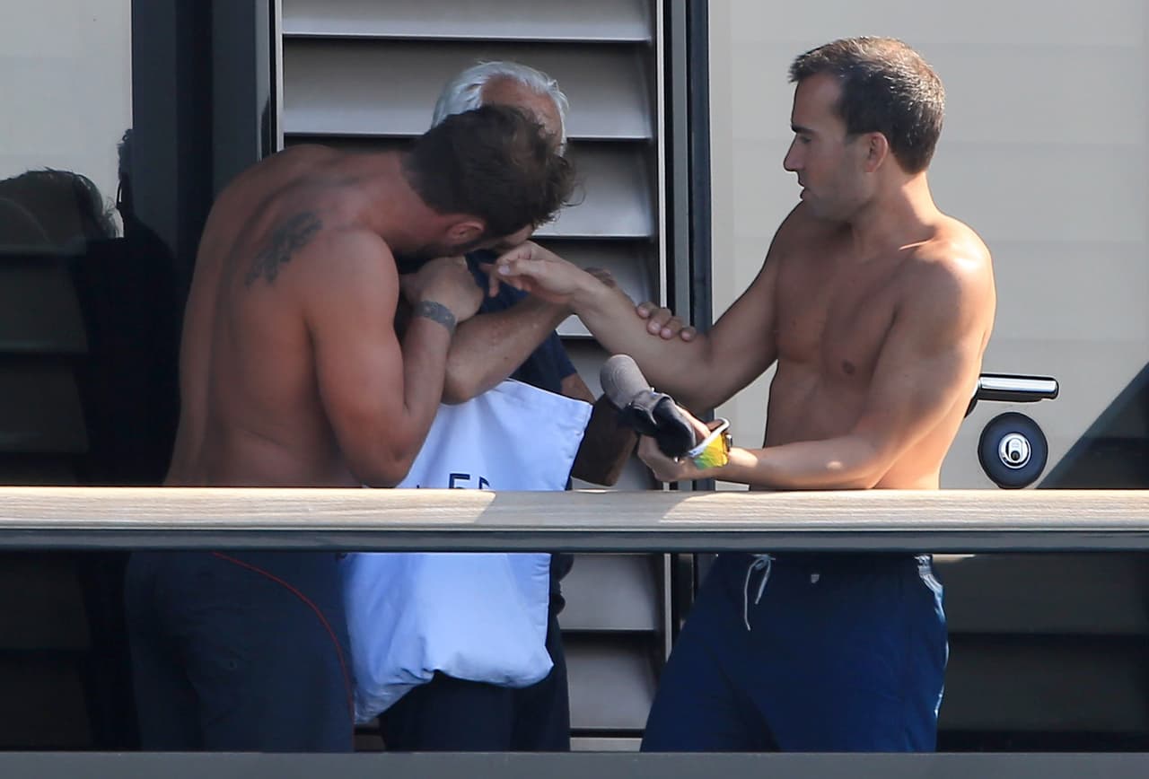 Y el chico de la derecha, ¿intenta quitárselo de encima?