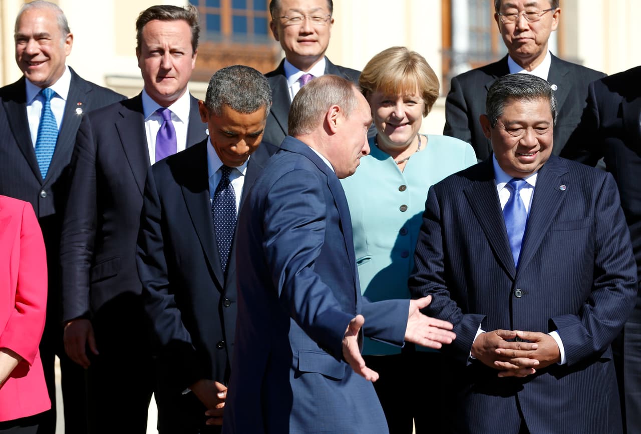 Ahora como anfitrión de la reunión de G20 que se realizó en St Peterburg, Rusia, Vladimir Putin bromea frente a Barack Obama antes de la foto oficial. Entonces Putin aseguró que Rusia ayudaría a Siria en caso de un ataque de Estados Unidos. 6 de septiembre de 2013.