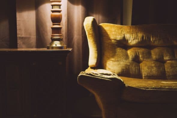 Un tocadiscos, muebles inspirados en esa época, textiles teñidos con la técnica tie-dye, una bola de espejos y materiales como pana y gamuza harán de tu casa (¡o de un espacio de ella!) un túnel del tiempo.