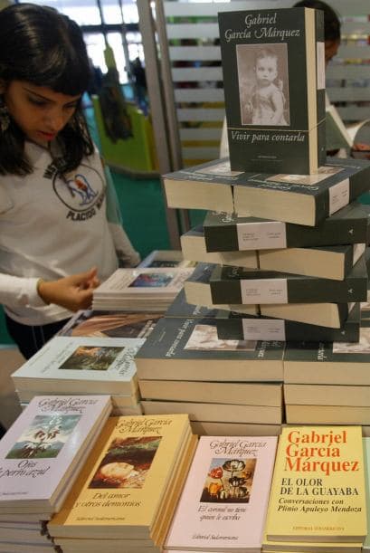 1972.- “OJOS DE PERRO AZUL” - La soledad y los sueños son el tema principal de esta fabulosa novela.