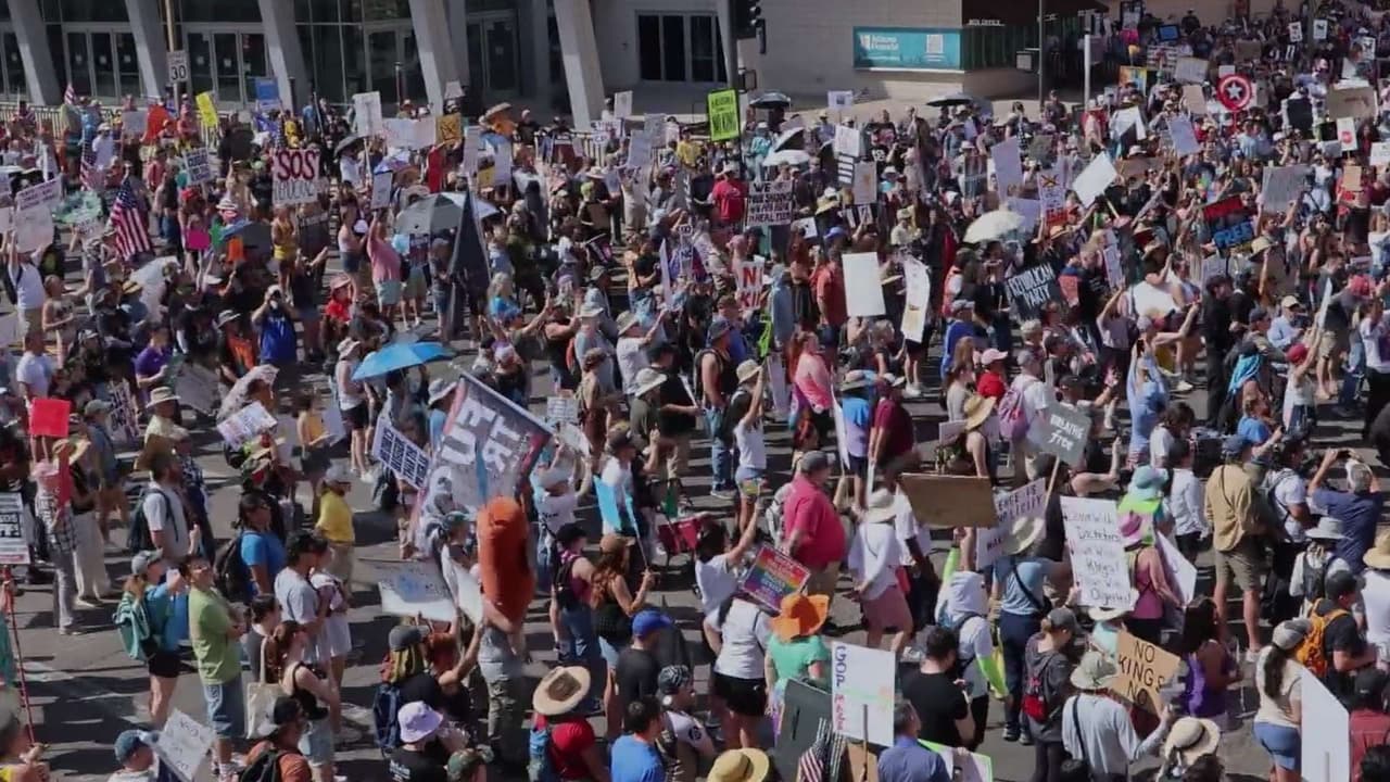 "No reyes, no guerra": Pese a las altas temperaturas, 'No Kings' congregó a miles en Arizona