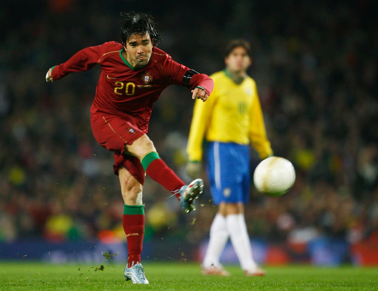 Deco siguió siendo muy importante, también, para la selección portuguesa. Aunque debutó a los 25 años, alcanzó a jugar 75 partidos, repartió 18 asistencias e hizo 5 goles.