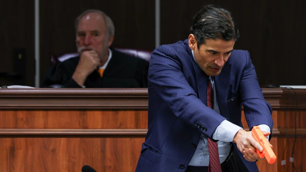 <b><a href="https://www.univision.com/local/san-antonio-kwex/rechazan-peticion-de-anulacion-de-juicio-en-el-caso-de-la-masacre-en-uvalde-video">El juicio contra Adrián Gonzales</a></b>
<a href="https://www.univision.com/local/san-antonio-kwex/rechazan-peticion-de-anulacion-de-juicio-en-el-caso-de-la-masacre-en-uvalde-video">, ex policía escolar del distrito de Uvalde</a>, llegó a su 
<b>séptimo día</b> en la corte de 
<b>Corpus Christi</b>, donde la fiscalía y la defensa continúan exponiendo versiones opuestas sobre sus 
<b>acciones e inacciones</b> durante el tiroteo en la 
<b>primaria Robb</b>, ocurrido en mayo de 2022.