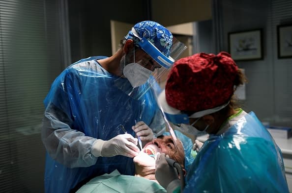 La Asociación Dental de los Estados Unidos ha aprobado una tarifa entre $20 a $40 en los servicios dentales, conocida como el
<a href="https://www.univision.com/radio/puerto-rico-wkaq-am/wkaq-580-am/que-es-el-covid-fee-conoce-sobre-el-cargo-de-prevencion-de-contagio-en-oficinas-dentales-video">“Covid Fee”</a>.