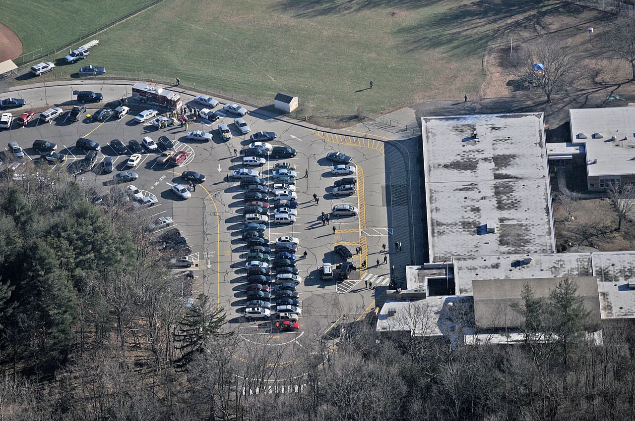 Una toma aérea de la entrada de la escuela Sandy Hook, donde ocurrió el tiroteo de 2012. Los matanzas de Sutherland (Texas, 2017, 26 muertos) Orlando (Florida, 2016, 49 muertos) y Las Vegas (Nevada, 2017, 58 muertos), superaron el episodio en esa escuela del noreste de EEUU.