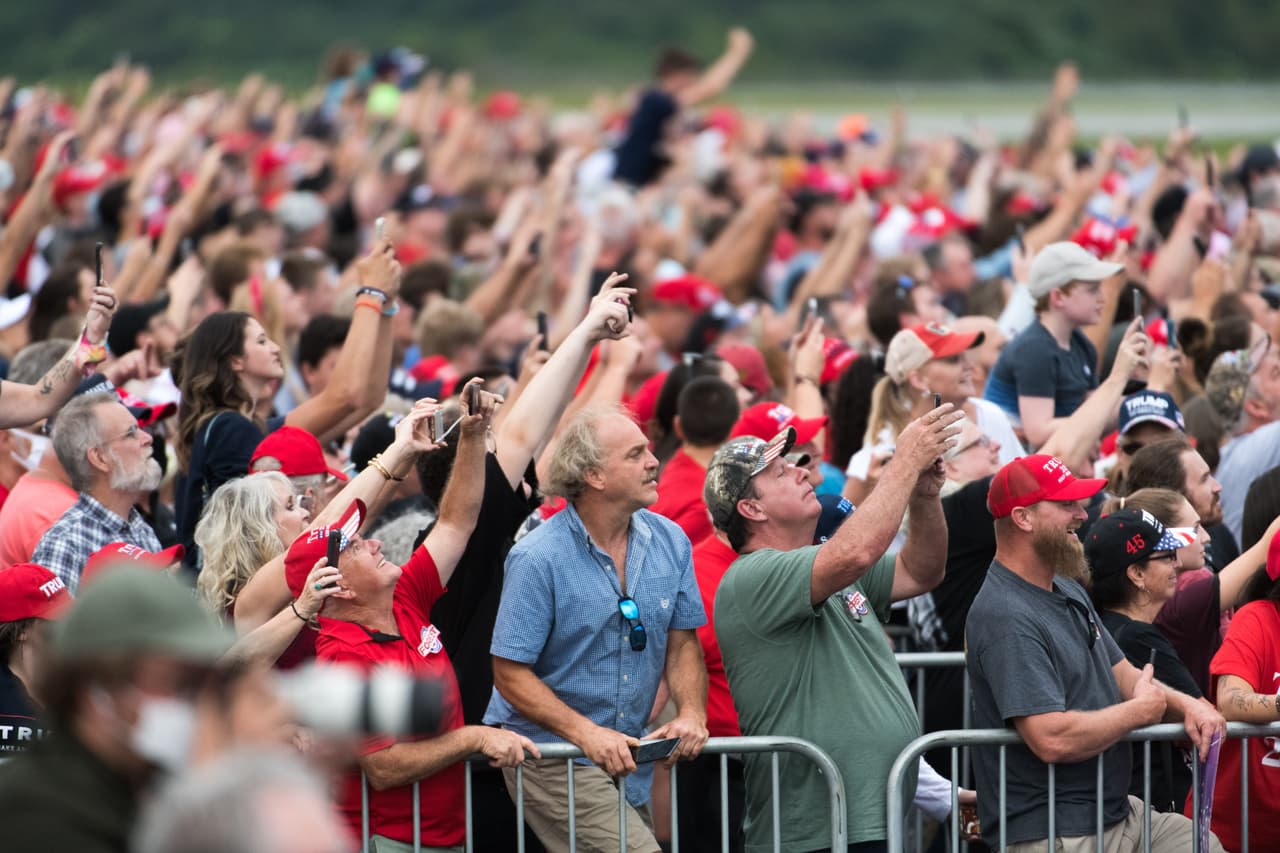 El presidente Donald Trump arribó este martes a Winston-Salem, Carolina del Norte, para participar en un evento de campaña. Luego de su parada en Florida, el Air Force One aterrizó en el Aeropuerto Smith Reynolds alrededor de las 7 pm.