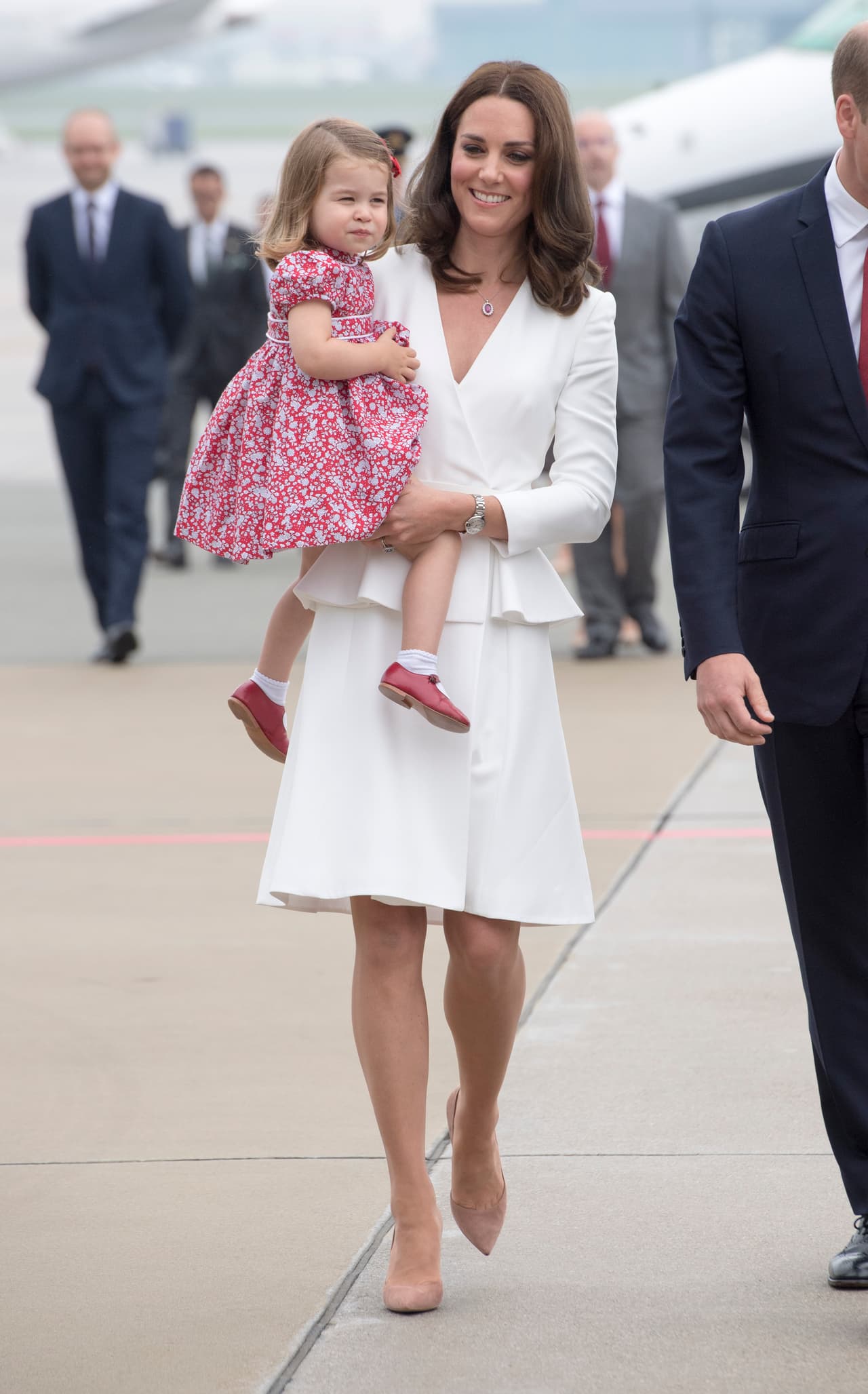 Otra tarea que Kate Middleton cumple sin tambalearse es
<b> cargar a sus hijos en brazos</b> mientras distribuye perfectamente el peso en sus tacones.