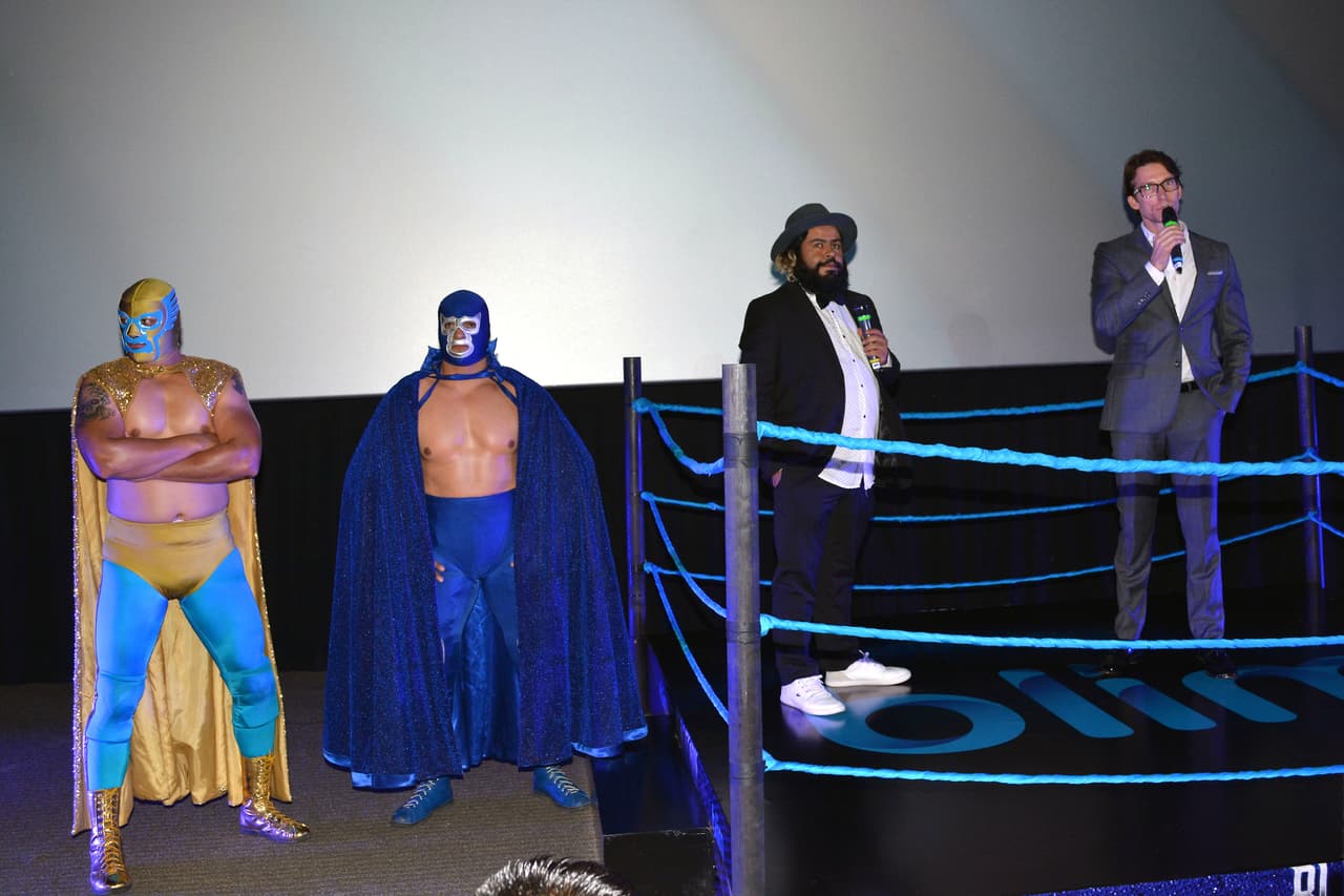 Tenoch confesó, para el diario 'La Crónica', que convertirse en un luchador siempre fue uno de sus fantasías de la infancia. "Dentro de la gama de máscaras, la de él era de las que más me gustaba y la de Tinieblas, ahora tuve la fortuna de estar seleccionado para esta serie, ha sido muy divertido" explicó.